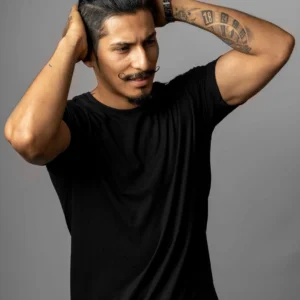Remera básica negra de hombre en algodón premium, manga corta y cuello redondo
