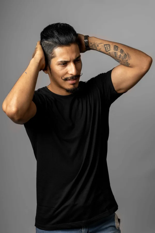 Remera básica negra de hombre en algodón premium, manga corta y cuello redondo